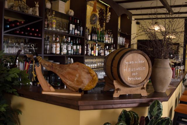 Theke mit Serranoschinken in der Taberna Rudolstadt
